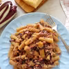Makaron w kremowym sosie z wędzoną szynką i radicchio