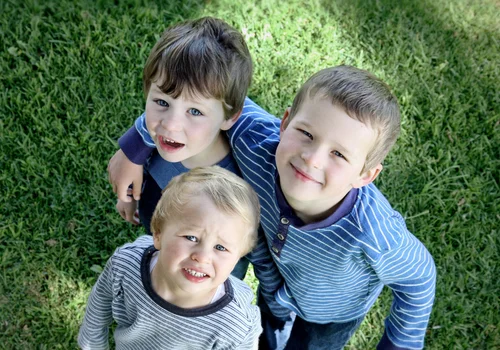 Dzień Braci: Historia, Tradycje i Inspirujące Historie