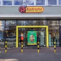 Palety w Biedronkach irytują klientów na potęgę! Powód ich obecności może naprawdę zaskoczyć