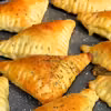 pieczone pierożki z ciasta drożdżowo twarogowego nadziewane pieczarkami i serem +FILM