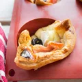 Przekąski sylwestrowe – ciasto francuskie z serem i szynką