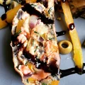 Omlet zawijany z serem i łososiem wędzonym