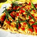 Domowa pizza z grzybami leśnymi i mięsem