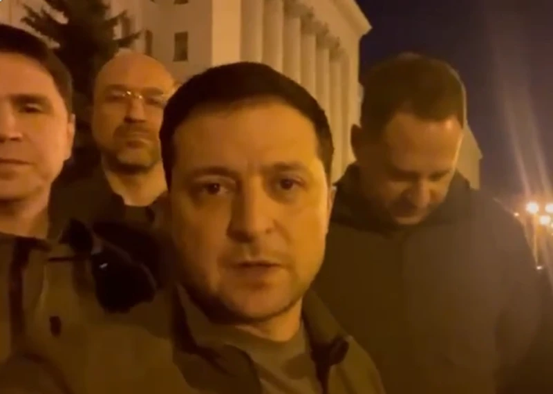 USA chce ewakuować prezydenta Ukrainy. Zełenski: "Potrzebuję amunicji, a nie przejażdżki"