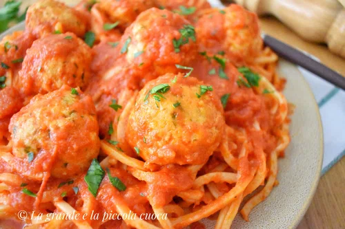 Spaghetti z pulpecikami z dorsza w sosie pomidorowym