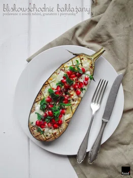 Bliskowschodnie bakłażany podawane z sosem tahini, granatem i pietruszką