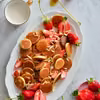 MINI PANCAKES KOKOSOWE Z TRUSKAWKAMI I MIGDAŁAMI