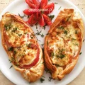Łódeczki z ciasta francuskiego z kurczakiem, pomidorami, mozarellą i sosem musztardowym