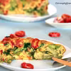 Frittata  ze szparagami, pomidorem i szpinakiem.