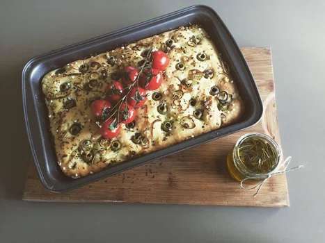 Focaccia z zielonymi oliwkami i rozmarynowo – czosnkową oliwą