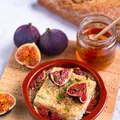 Feta pieczona z miodem, sezamem i figami