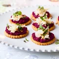 KRAKERSY Z BURACZANYM PESTO, KOZIM SEREM I ORZESZKAMI