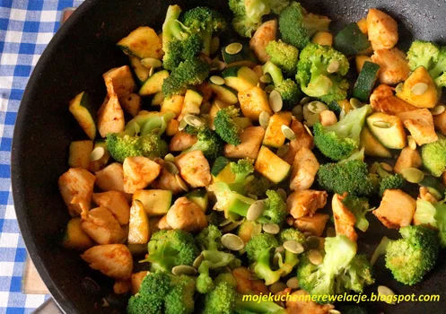 Dietetyczny kurczak z brokułem i cukinią - 298 kcal