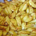 Pyszne, aromatyczne, chrupiące, pieczone ziemniaki w piekarniku a'la frytki.