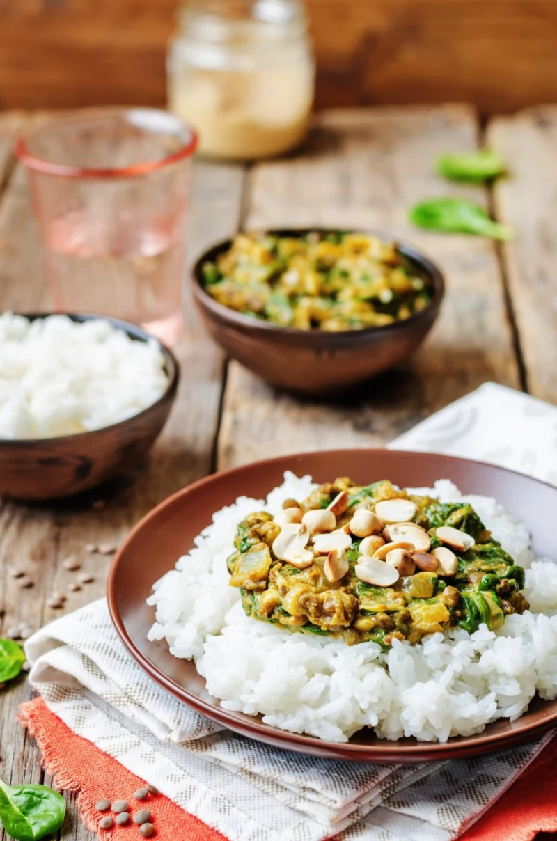 CURRY Z SOCZEWICY, SZPINAKU I MASŁA ORZECHOWEGO