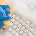 Jak szybko i sprytnie wyczyścić klawiaturę?