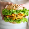 Burgery z ciecierzycy i batatu w indyjskim stylu