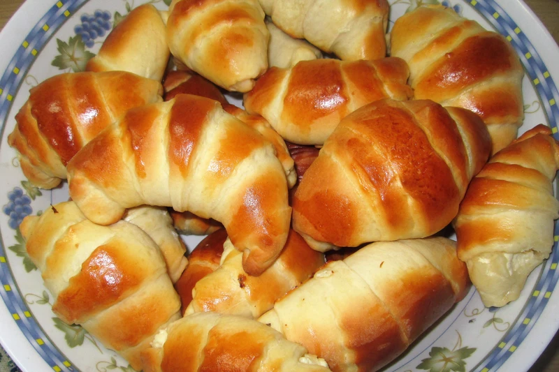 Najpyszniejsze rogaliki drożdżowe z białym serem