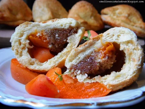 Pyszne drożdżowe pierogi z morelą i migdałami