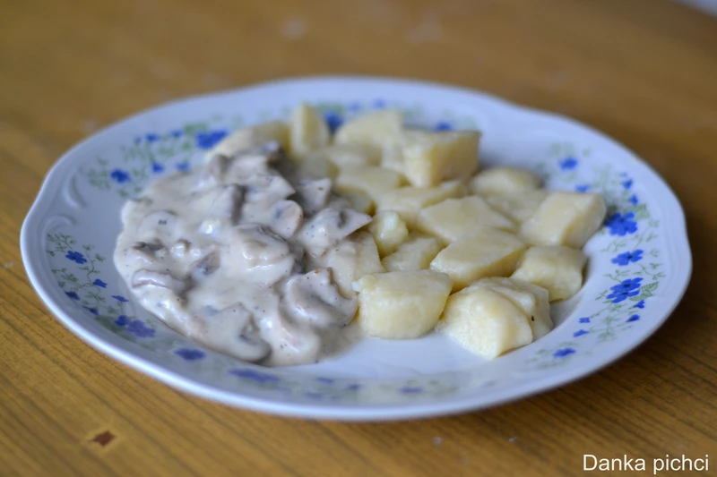 Kopytka z sosem pieczarkowym