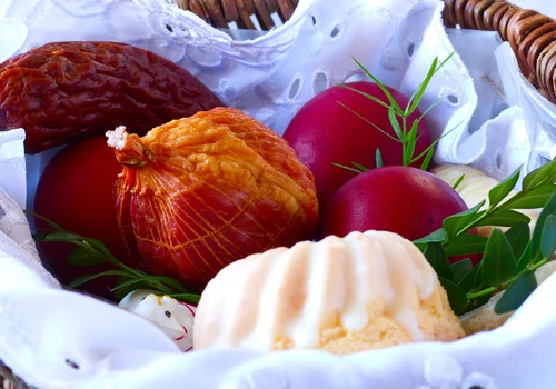 Dlaczego w koszyczku jest chrzan? Symbolika, o której mało kto pamięta