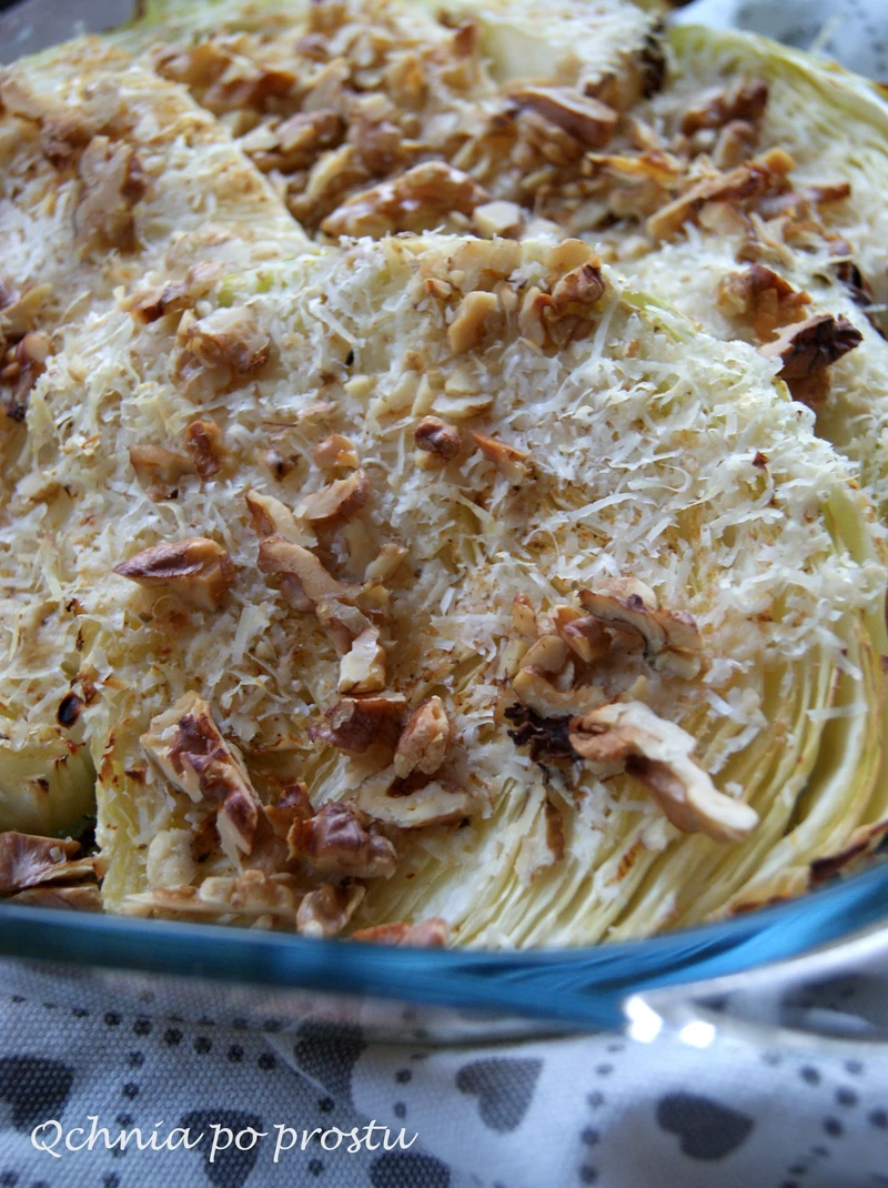 Kapusta pieczona z orzechami włoskimi i parmezanem
