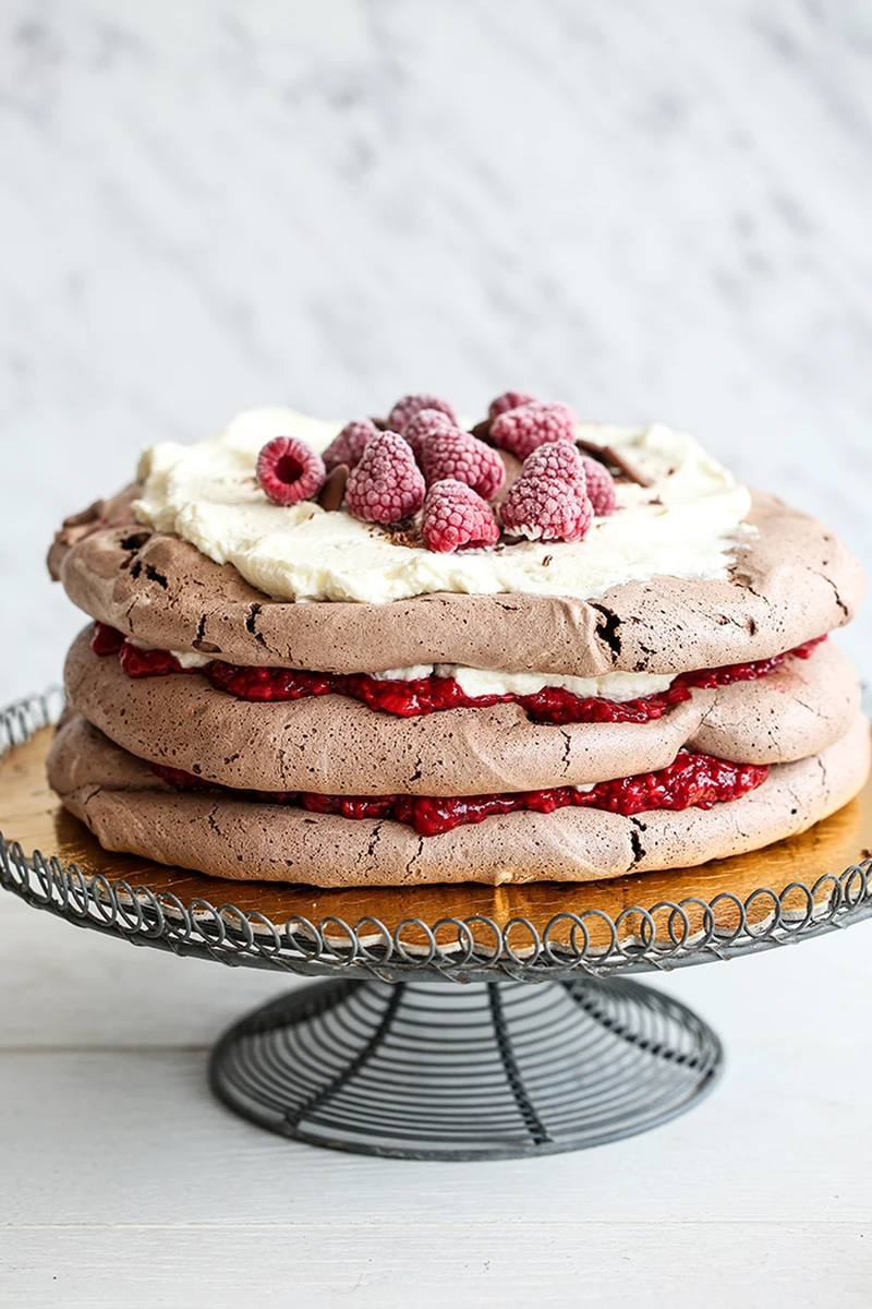 Czekoladowy tort bezowy z malinami