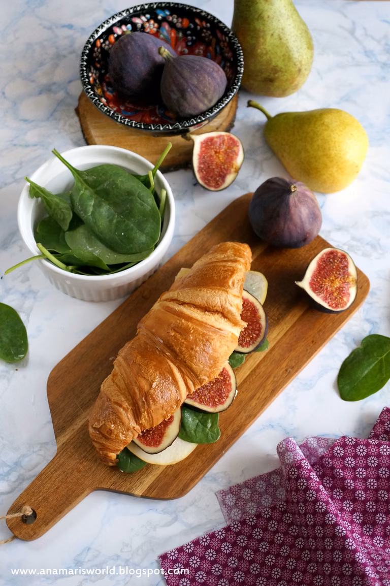 Croissant z cheddarem, szpinakiem, figą i gruszką