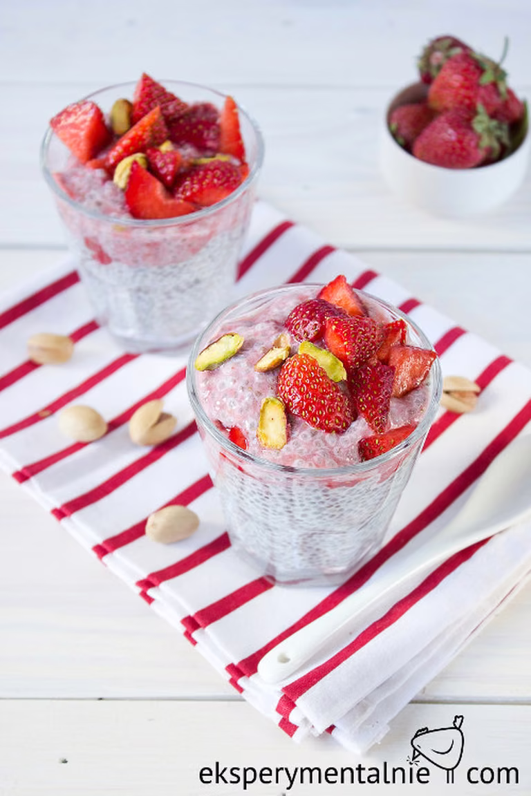 Pudding z chia z truskawkami i pistacjami