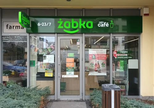 Żabka zaskoczyła nową, nietypową usługą! Klienci mogą zabrać do sklepu za długie spodnie i zepsuty zamek