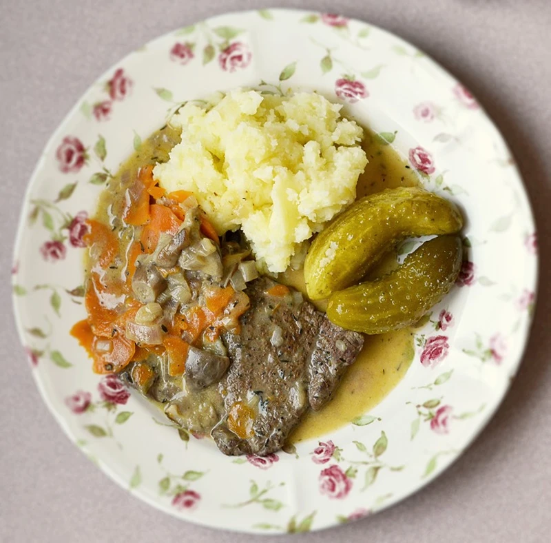 Bitki wołowe z sosem