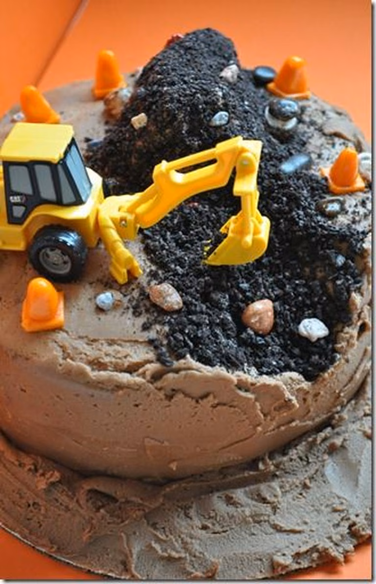 Tort z koparką