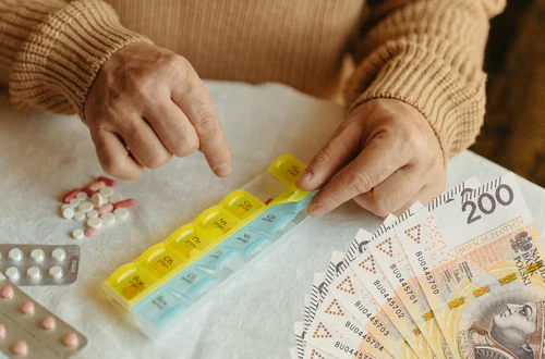 Nawet 493 zł miesięcznie na leki! Te osoby mogą skorzystać z programu osłonowego