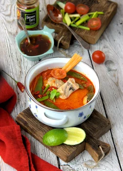 Zupa rybna z czerwoną pastą curry, trawą cytrynową i kolendrą