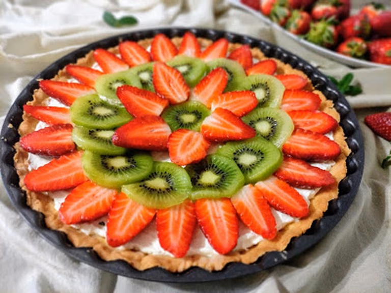 Tarta z kremem mascarpone i owocami.