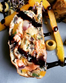 Omlet zawijany z serem i łososiem wędzonym