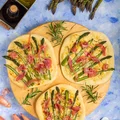 Pizza bianca ze szparagami, mascarpone i szynką parmeńską