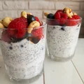 Jogurt naturalny z chia i owocami