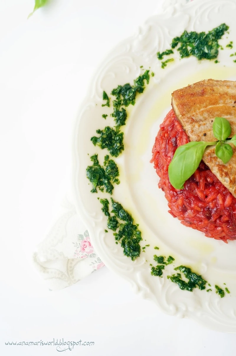 Buraczkowe risotto z dodatkiem pesto i stekiem z tuńczyka