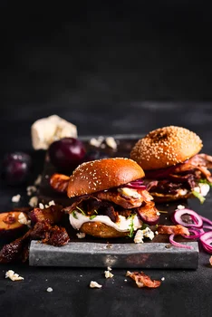 Burger z pieczoną wołowiną z miso i karmelizowaną śliwką