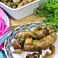 Biała kiełbasa zapiekana z cebulą i pieczarkami
