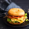 Burger (bajgiel) śniadaniowy z omletem jajecznym