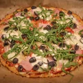 Domowa pizza na spodzie z kalafiora