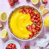 Tarta orzechowa z lemon curd i truskawkami