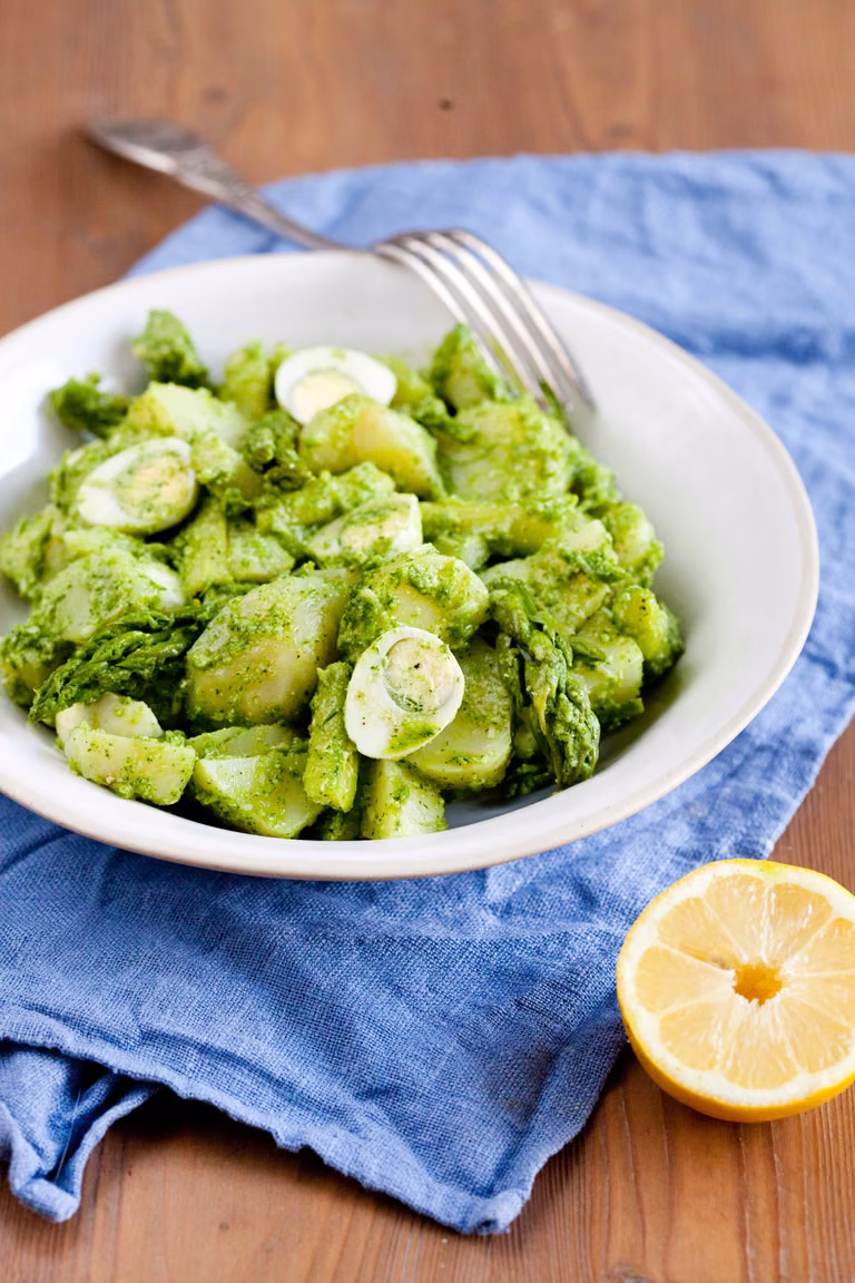 ZIEMNIACZANA SAŁATKA ZE SZPARAGAMI W PESTO