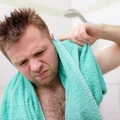 Zalegająca woda w uchu może prowadzić do poważnych infekcji. Sprawdź, jak ją usunąć