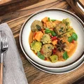 Curry z batatów i kalafiora z kulkami wołowymi