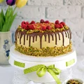 Tort pistacjowo - malinowy