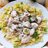Farfalle z kurczakiem, bakłażanem i pieczarkami