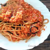 Spaghetti z soczewicą i oliwkami w sosie pomidorowym